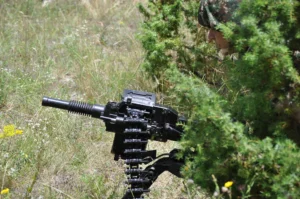 Automatski bacač granata M93 - ABG sakriven u žbunu prikazuje levu stranu ABG a